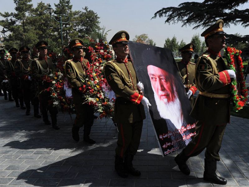 Karzai apuesta por la paz durante el entierro del expresidente afgano Rabbani