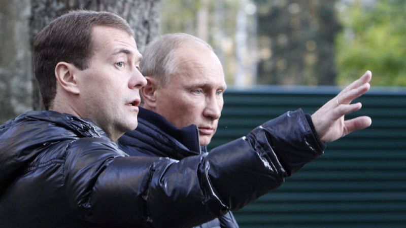 Putin y Medvédev se apoyan para intercambiarse los cargos tras las presidenciales
