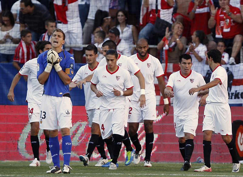 El Valencia cosecha su primera derrota frente a un Sevilla que termina con nueve