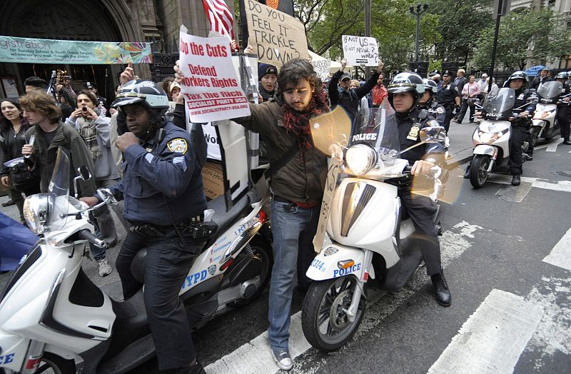 Al menos 80 indignados neoyorkinos detenidos en el distrito financiero durante una manifestación