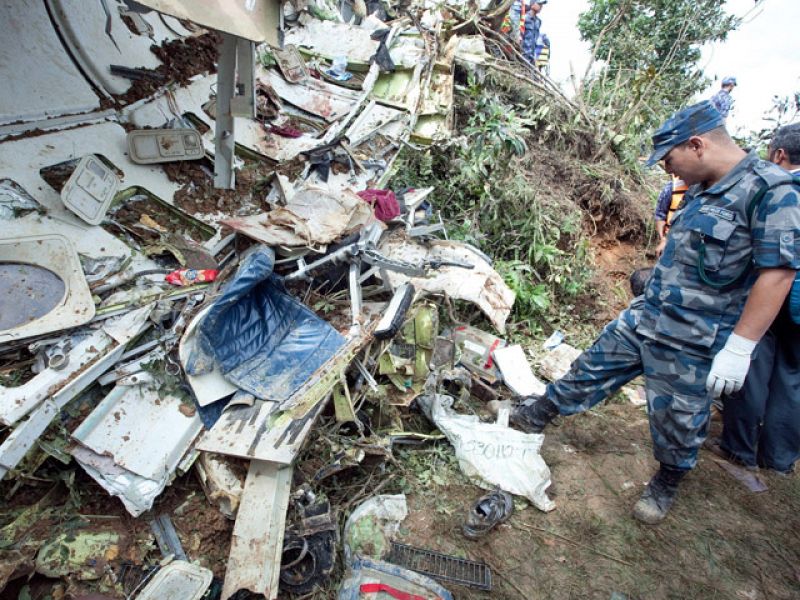 Mueren 19 personas al estrellarse un avión en Nepal