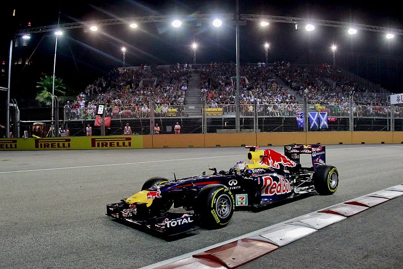 Vettel gana en Singapur, se queda a un punto del mundial y Alonso acaba cuarto