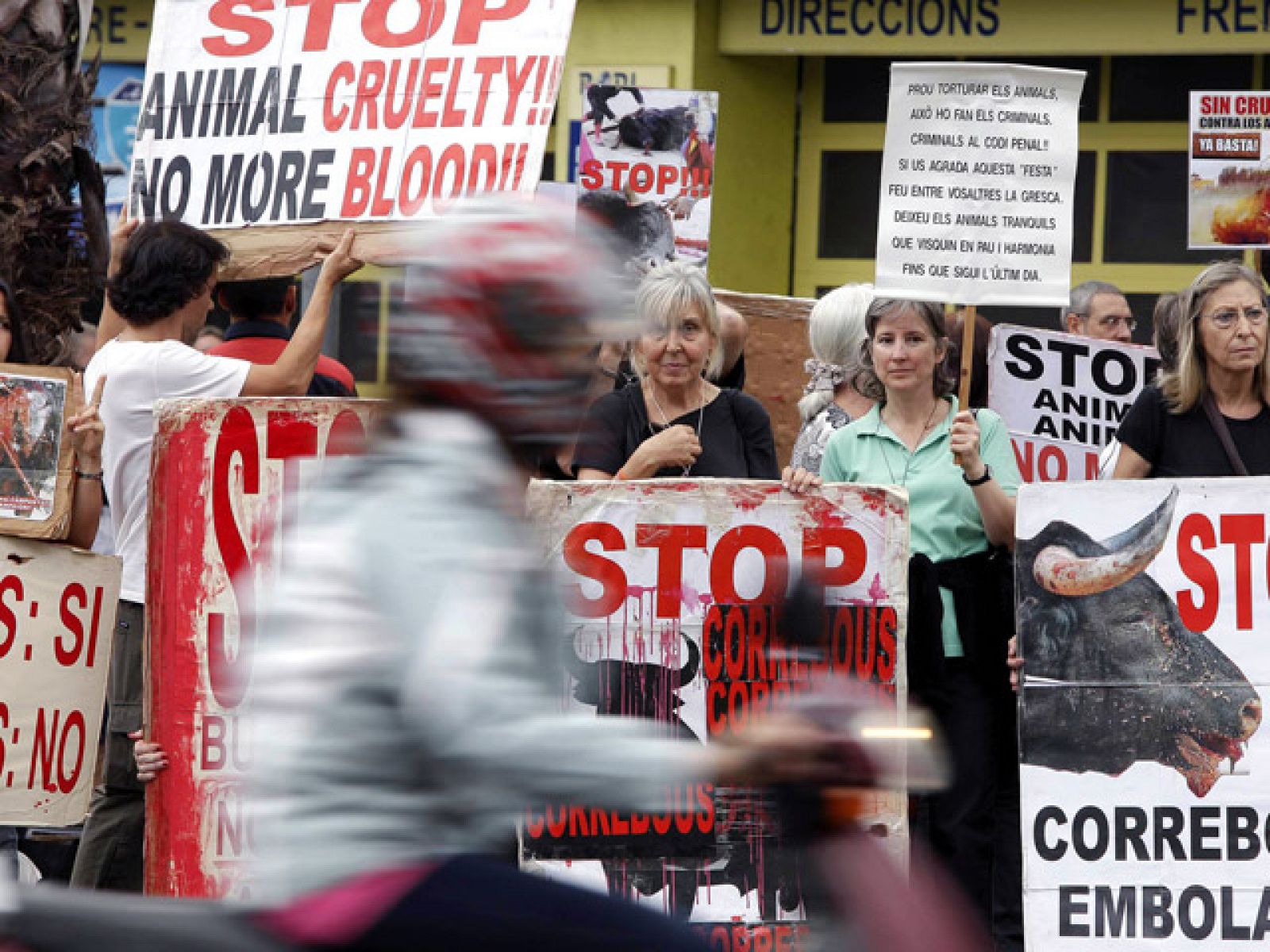 Concentraciones de antitaurinos en la Monumental de Barcelona