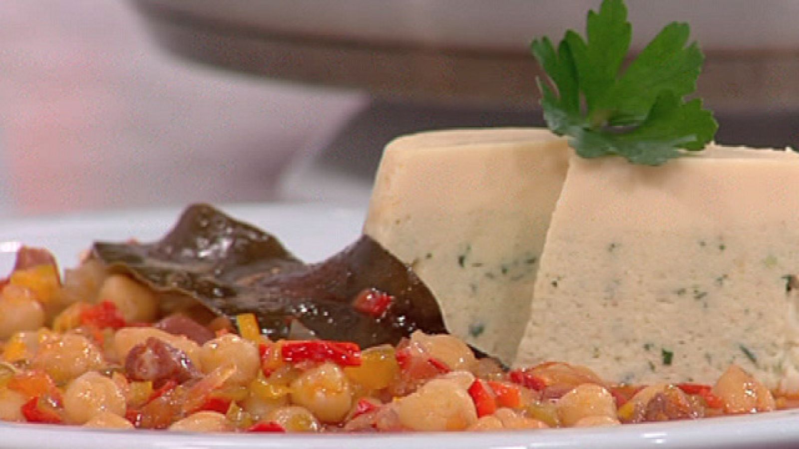 Garbanzos con pisto de pimientos y pastel de espárragos