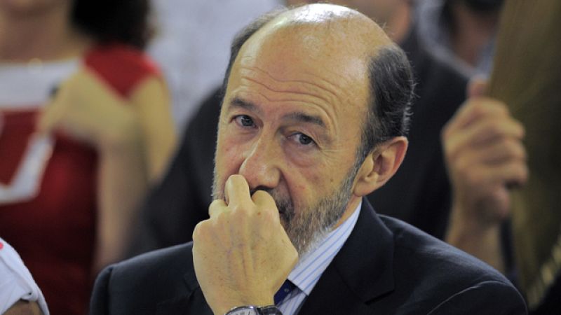 Zapatero ve un "paso significativo" el anuncio de los presos de ETA y Rajoy le resta valor