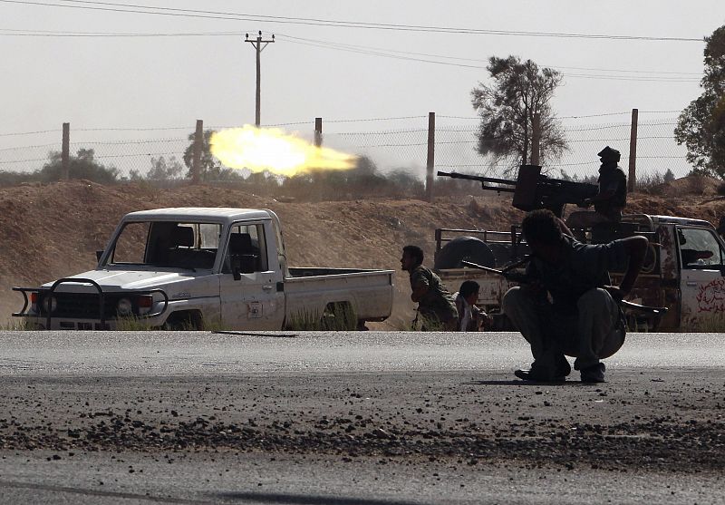 Los rebeldes lanzan una ofensiva por el este de Sirte con el apoyo de aviones de la OTAN