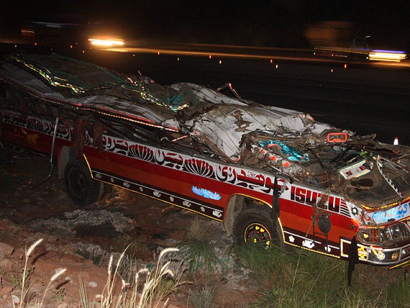 Al menos 30 muertos en el accidente de un autobús escolar en Pakistán