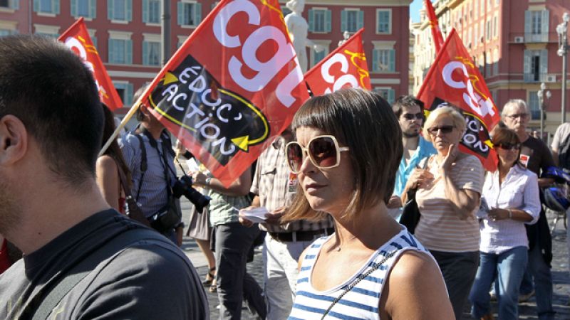 Decenas de miles de profesores salen a la calle en Francia para protestar contra la reducción de empleos