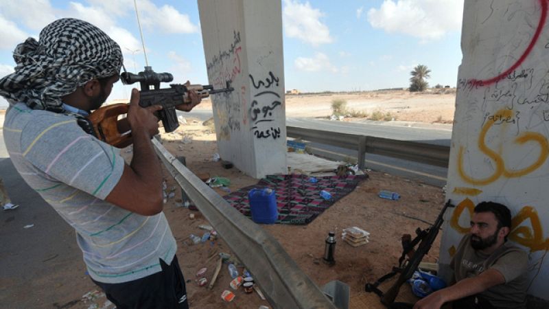 Los rebeldes controlan ya una parte de Sirte mientras los leales a Gadafi piden una tregua