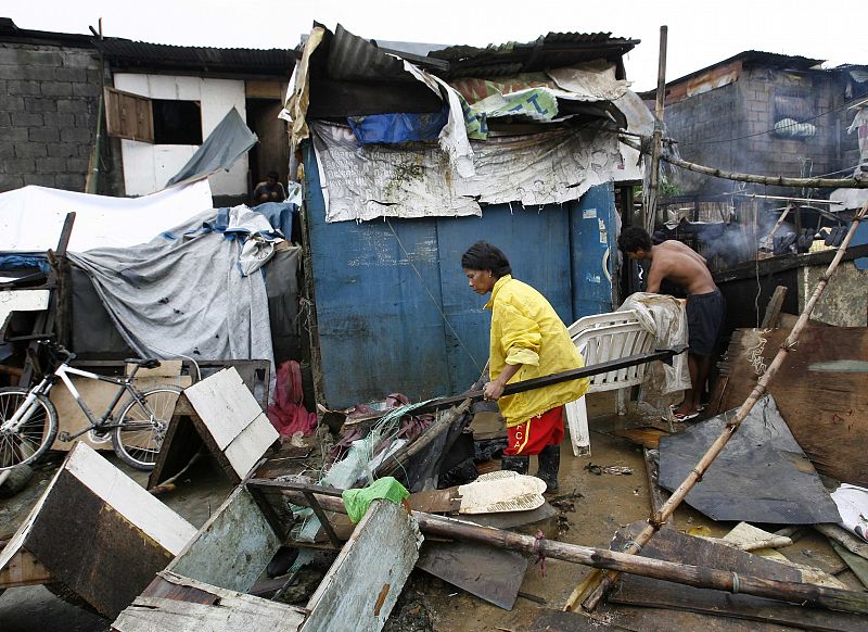 Las autoridades filipinas cifran en 21 los muertos por el paso del tifón 'Nesat'