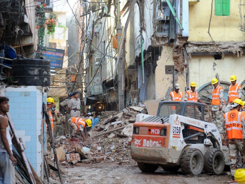 Siete muertos en Nueva Delhi por el derrumbe de un edificio en el centro histórico