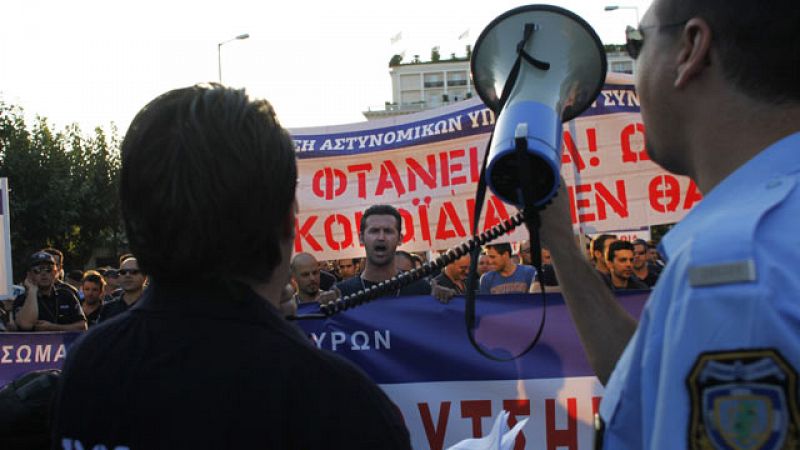 Las protestas siguen en Grecia con huelgas de funcionarios y en el transporte público