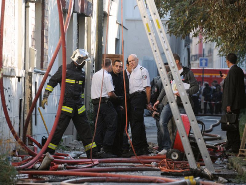 Seis muertos en el incendio de un edificio ocupado por inmigrantes cerca de París