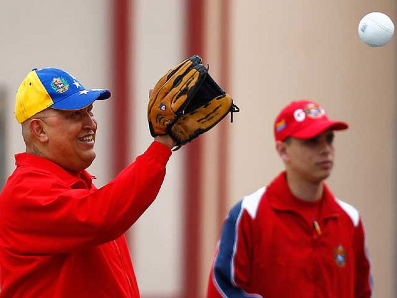 Chávez juega al béisbol ante la prensa para acallar los rumores sobre su salud