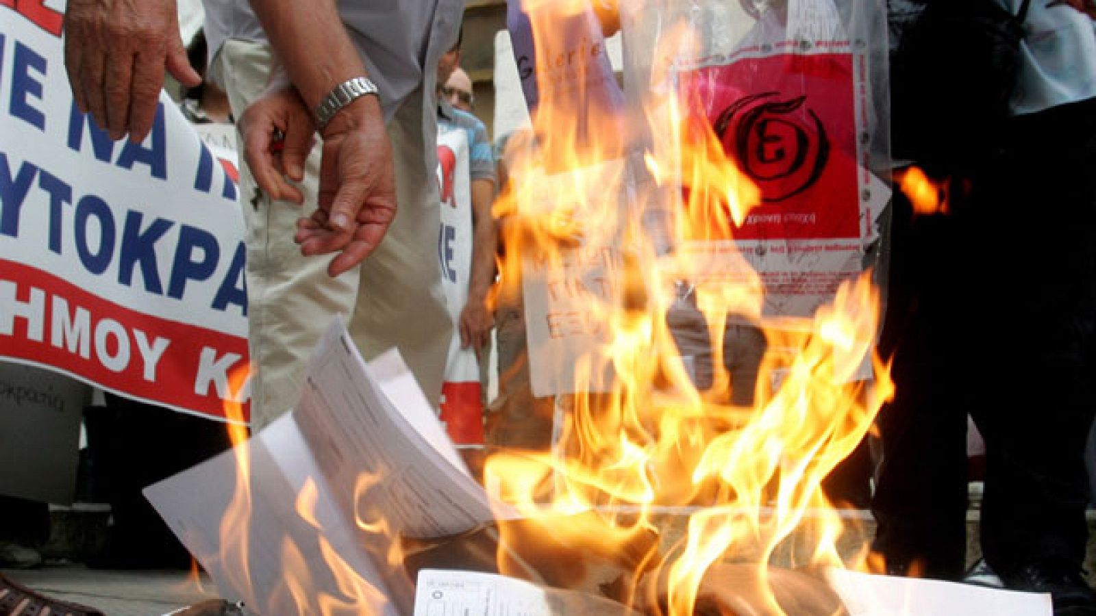 La 'troika' regresa a Grecia en medio de las protestas de cientos de ciudadanos contra los ajustes