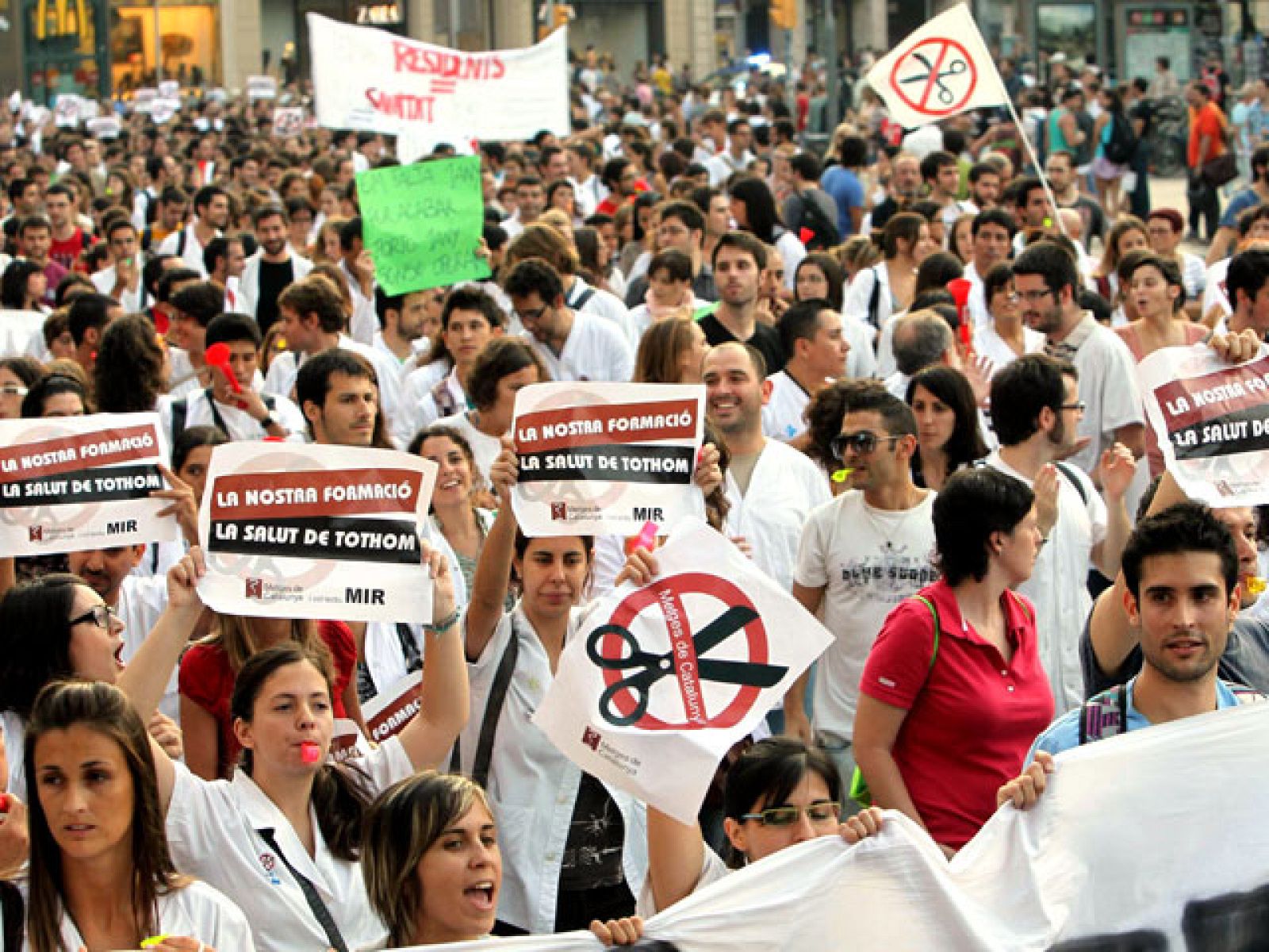 Los MIR se echan en la calle en Barcelona para protestar contra los recortes