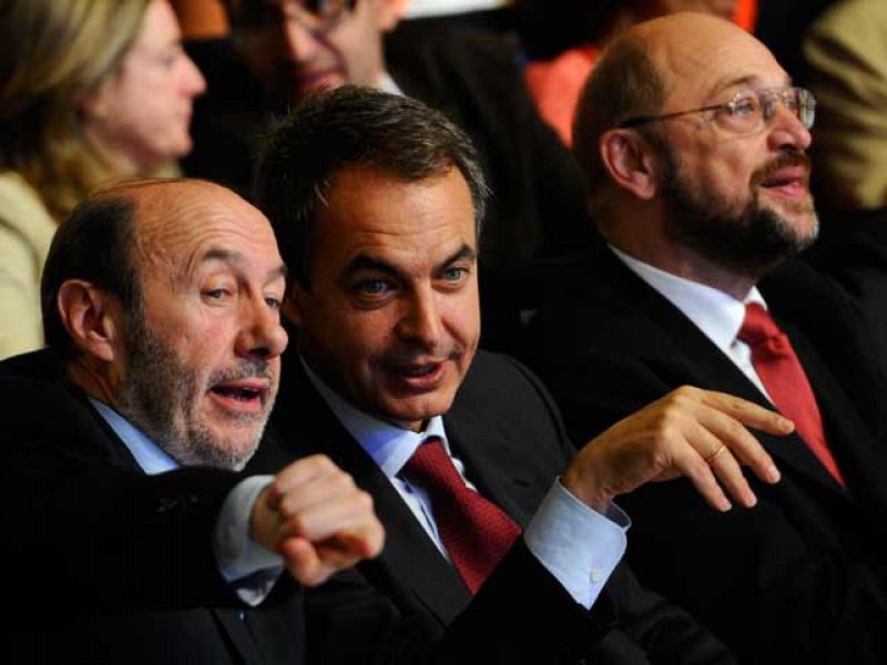 Zapatero defiende su gestión y apoya a Rubalcaba: "Su único recorte ha sido dejar a ETA agónica"