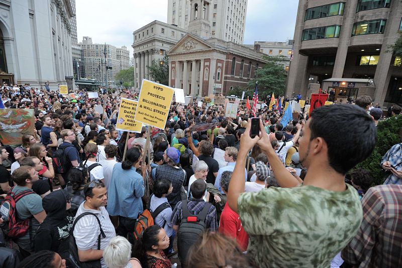 Los 'indignados' de Wall Street se movilizan contra la policia tras dos semanas protesta