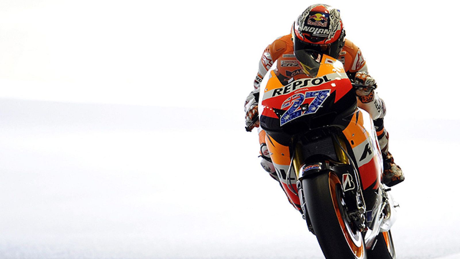 El piloto australiano Casey Stoner (Honda) ha logrado superar la  oposición de un renacido Jorge Lorenzo (Yamaha) y se ha llevado la  'pole' en la categoría reina del Gran Premio de Japón, mientras que  Marc Márquez (Suter) ha dado otro paso en su re