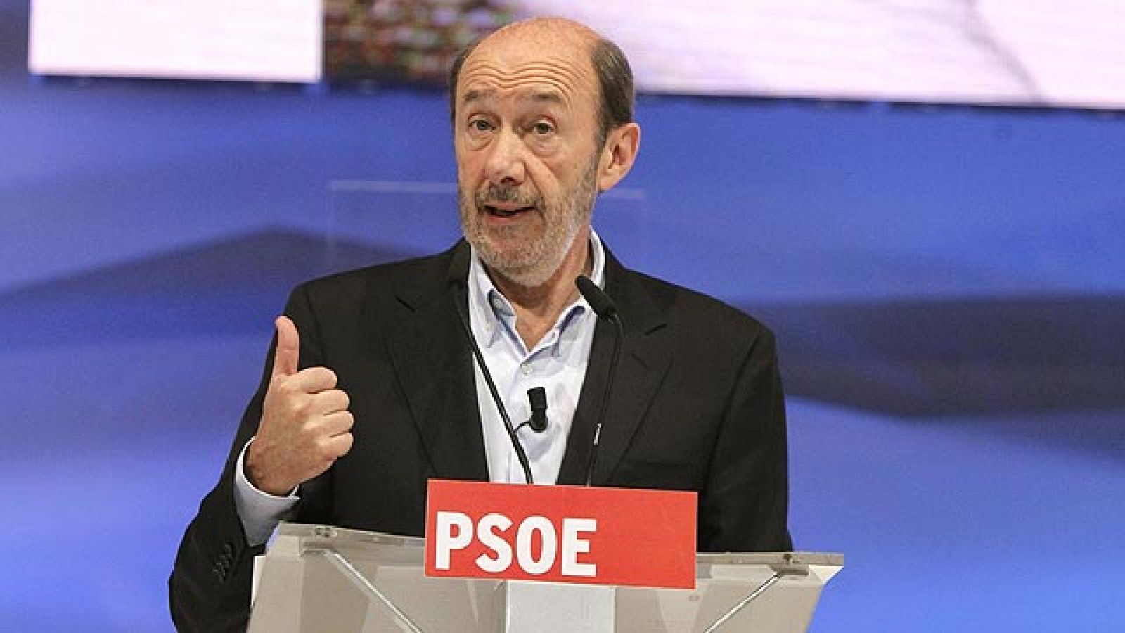 Rubalcaba propone subir los impuestos de tabaco y alcohol para sanidad