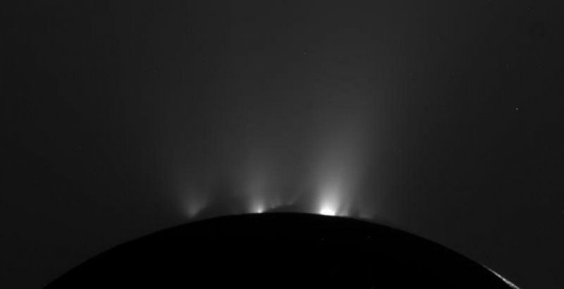 La NASA inmortaliza los chorros de vapor de agua y hielo de una luna de Saturno