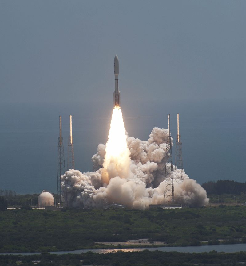 Descubren la bacteria que convierte la orina en combustible para cohetes