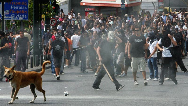 Enfrentamientos en las calles de Atenas tras las manifestaciones durante la quinta huelga general