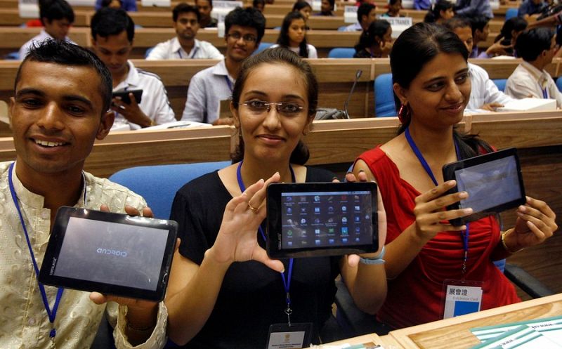 India lanza el 'tablet' más barato del mundo por 26 euros y destinado a universitarios