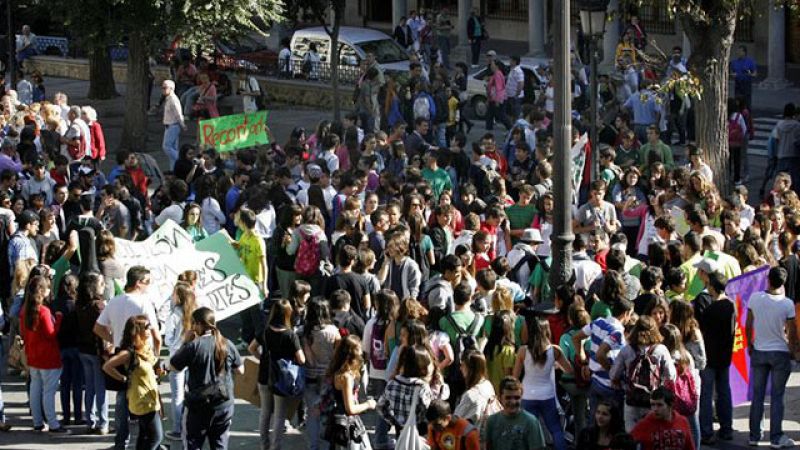 Miles de estudiantes marchan hasta la Puerta del Sol contra los recortes en la educación publica