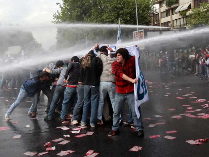 Disturbios en Santiago tras romperse el diálogo entre el Gobierno de Chile y los estudiantes