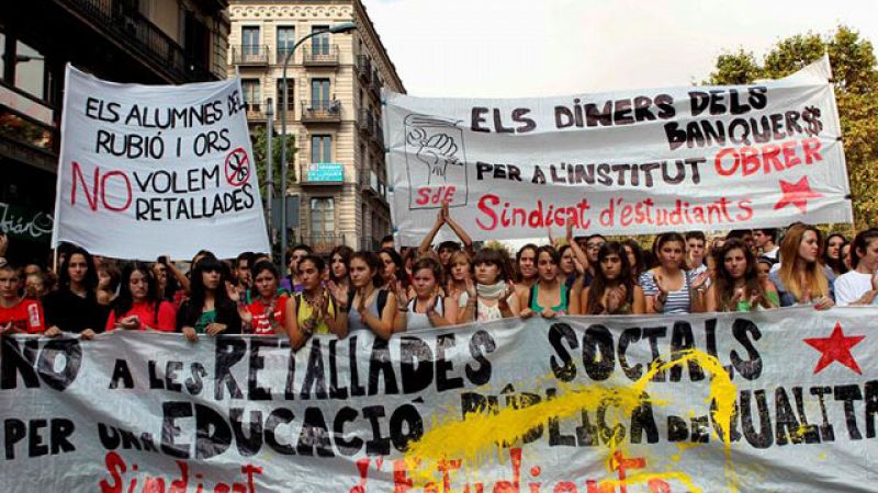200 universitarios cortan la Diagonal de Barcelona contra los recortes y el conseller Mas-Colell