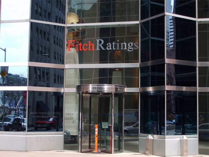 Fitch rebaja dos escalones la nota de la deuda de España y la deja con perspectiva negativa