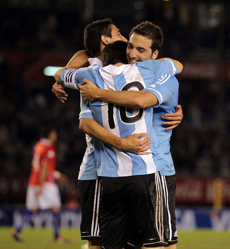 Messi, Higuaín y Di María vapulean a Chile
