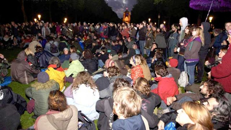 Tras su larga marcha, los 'indignados' llegan a Bruselas y son desalojados de un parque
