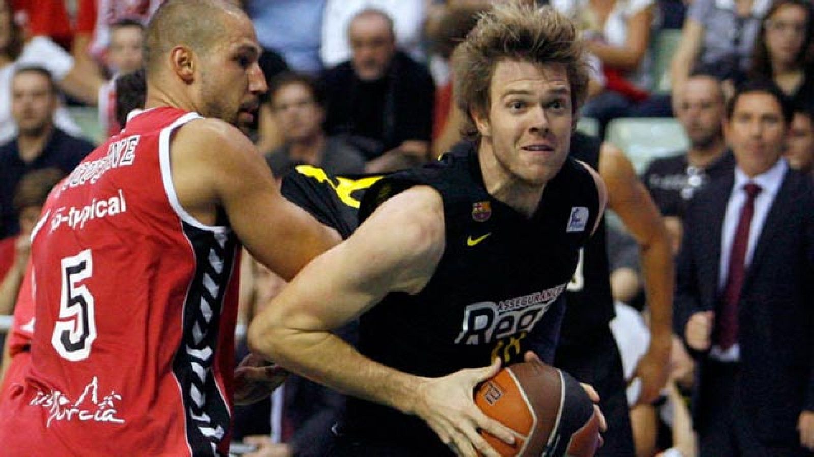 El Barcelona Regal sufrió para vencer al UCAM CB Murcia por 54-62 en un duelo en el que se veían las caras el vigente campeón y máximo favorito para revalidar el título y un conjunto local que mantuvo la tensión hasta el final.