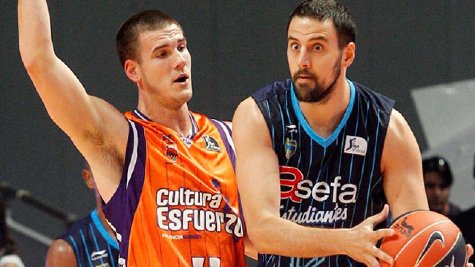 En un partido intenso e igualado, el Asefa Estudiantes consiguió un triunfo agónico ante el Valencia Basket (71-69). Carlos Jiménez, desde la línea de personal, dejó a su equipo por delante y Stefan Markovic erró el tiro que hubiera forzado la prórro