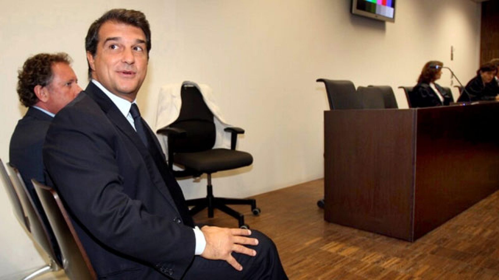 Laporta se sienta en el banquillo