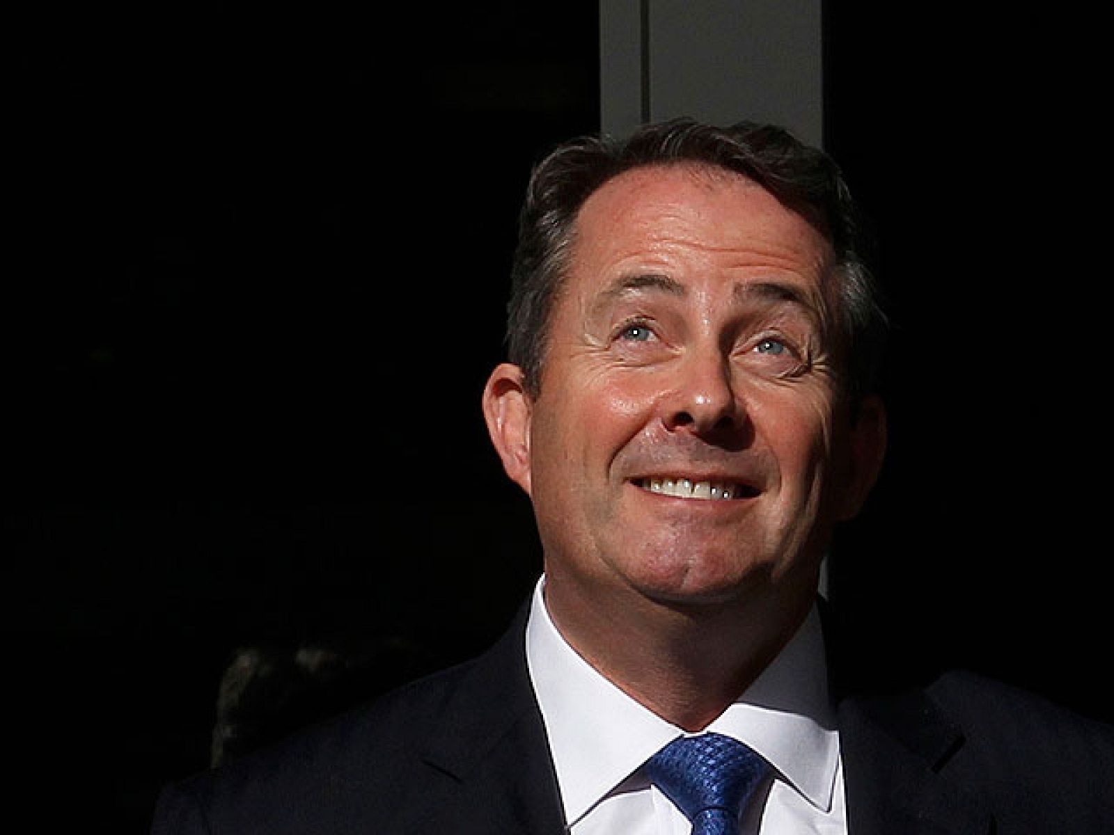 El ministro de Defensa británico, en la cuerda floja por un conflicto de intereses