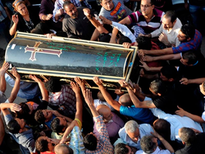 Los coptos despiden a sus muertos mientras el Gobierno presenta una ley para contentarles