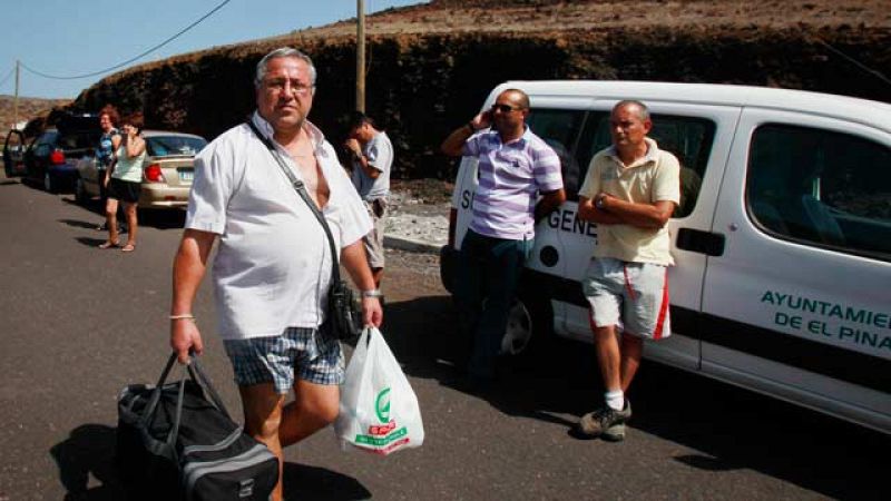 Evacuan el sur de El Hierro, en alerta roja por riesgo de otra erupción más cerca de la costa