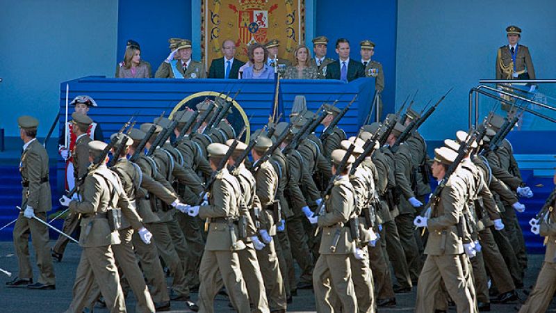 Los gritos contra Zapatero no llegan a la tribuna en el desfile de la Fiesta Nacional