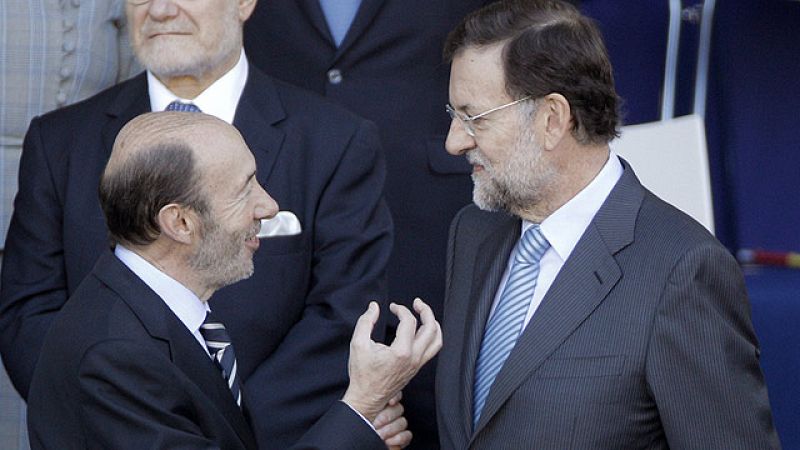 Rubalcaba y Rajoy conversan en el desfile sobre "la vida, la campaña y el deporte"