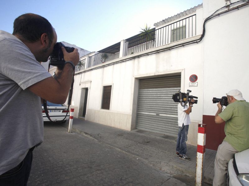 La policía científica acude al domicilio urbano del abuelo de los niños desaparecidos en Córdoba