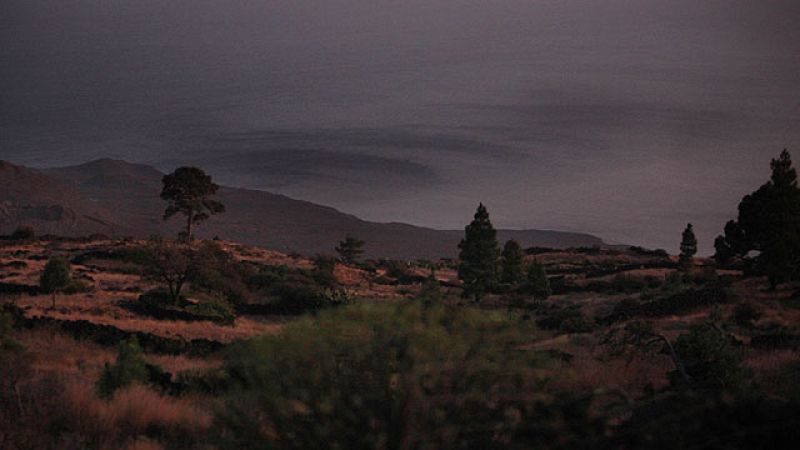 El hallazgo de manchas con olor a azufre confirma dos focos de erupción volcánica en El Hierro