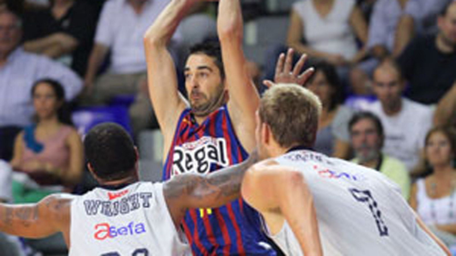 El FC Barcelona Regal tuvo un plácido debut en el Palau, donde se presentó ante su afición atropellando a un frágil Asefa Estudiantes (97-51) que solo aguantó el pulso a los azulgranas en los primeros minutos.