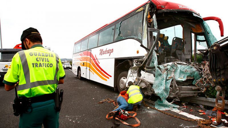 Un muerto y seis personas graves en Cantabria tras la colisión de un autocar y un camión