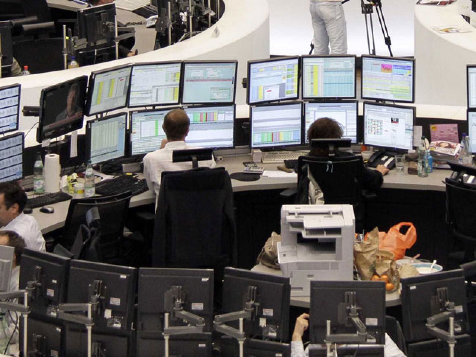 Las bolsas bajan tras la propuesta de Bruselas para impedir el pago de dividendos de bancos con problemas