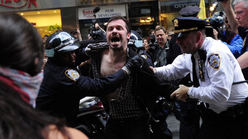 Los 'indignados' y la Policía vuelven a enfrentarse en Wall Street tras posponerse su desalojo