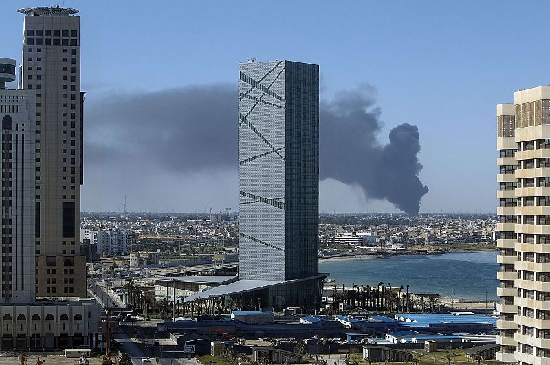 Partidarios de Gadafi combaten a tiros con las fuerzas del Gobierno de transición en Trípoli