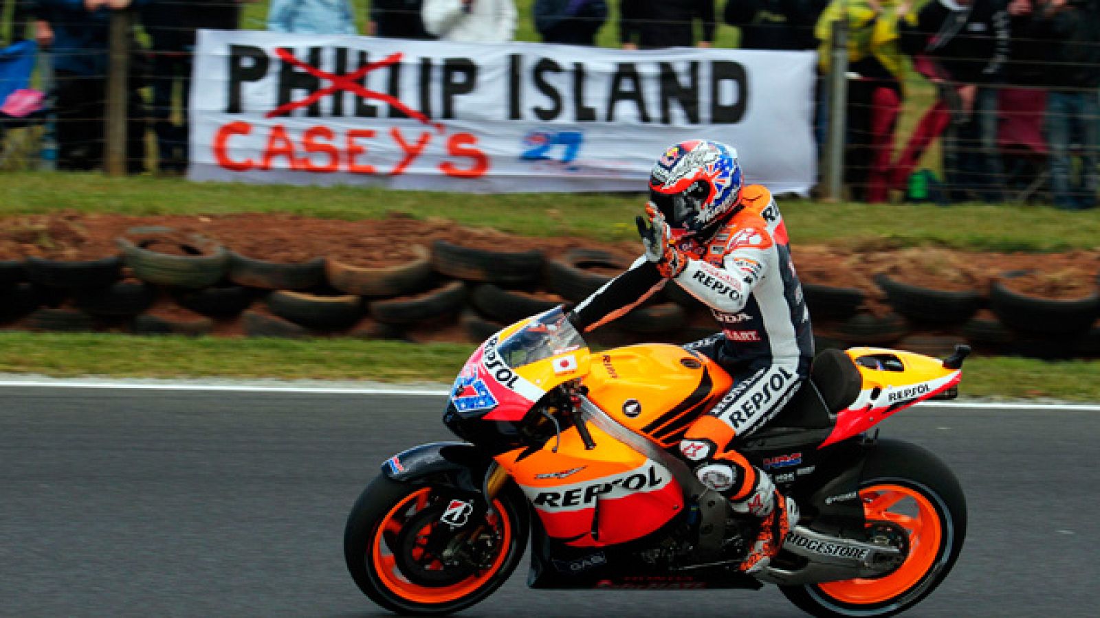 Casey Stoner se ha propuesto batir el récord de su compatriota Michael Doohan, que tiene doce 'poles' en una temproada, y ha sumado la undécima del año. En las categorías menores, los más rápidos han sido De Angelis y Zarco.